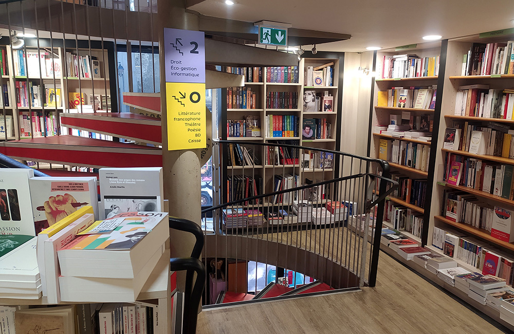 premier étage de la librairie Durance à Nantes avec sa signalétique