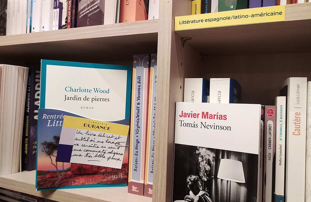 photos des supports de signalétique de la librairie durance