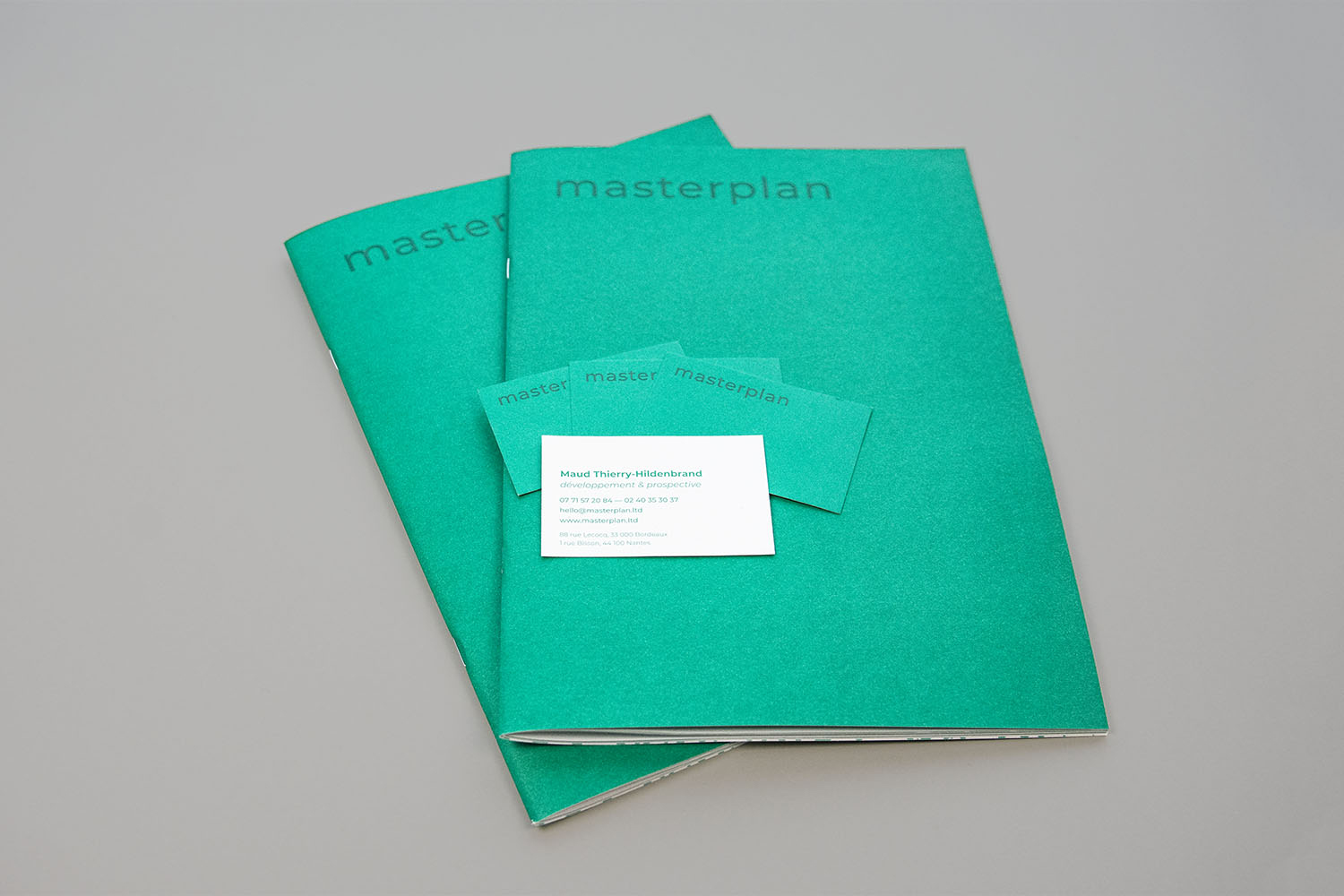 plusieurs books de l'agence d'urbanisme nantaise Mastrerplan et des cartes de visite, travail d'identité visuelle et de branding