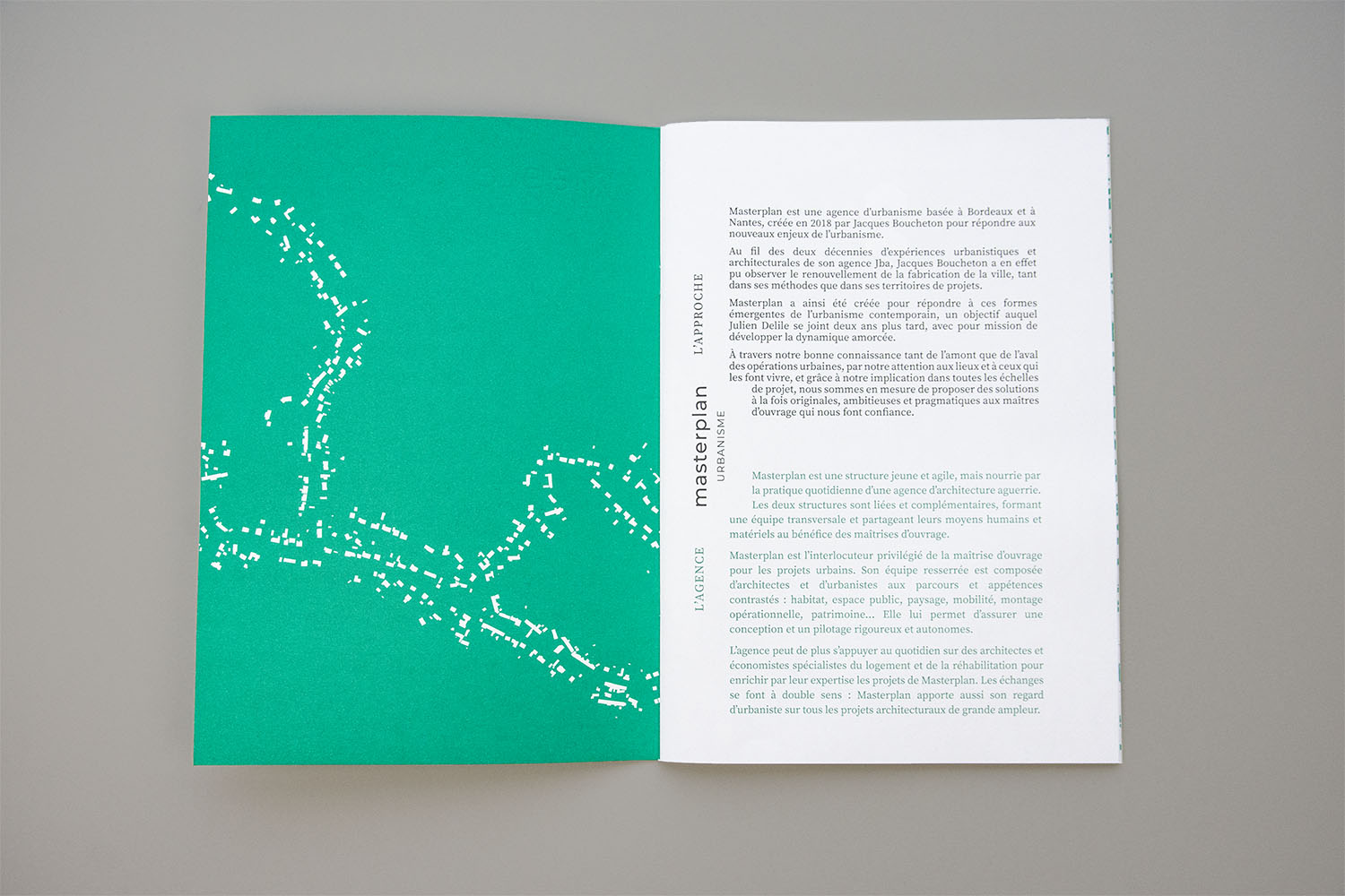 double page du book de l'agence d'urbanistes Masterplan, bi-chromie noir et vert, plan d'un quartier qui devient une illustration abstraite