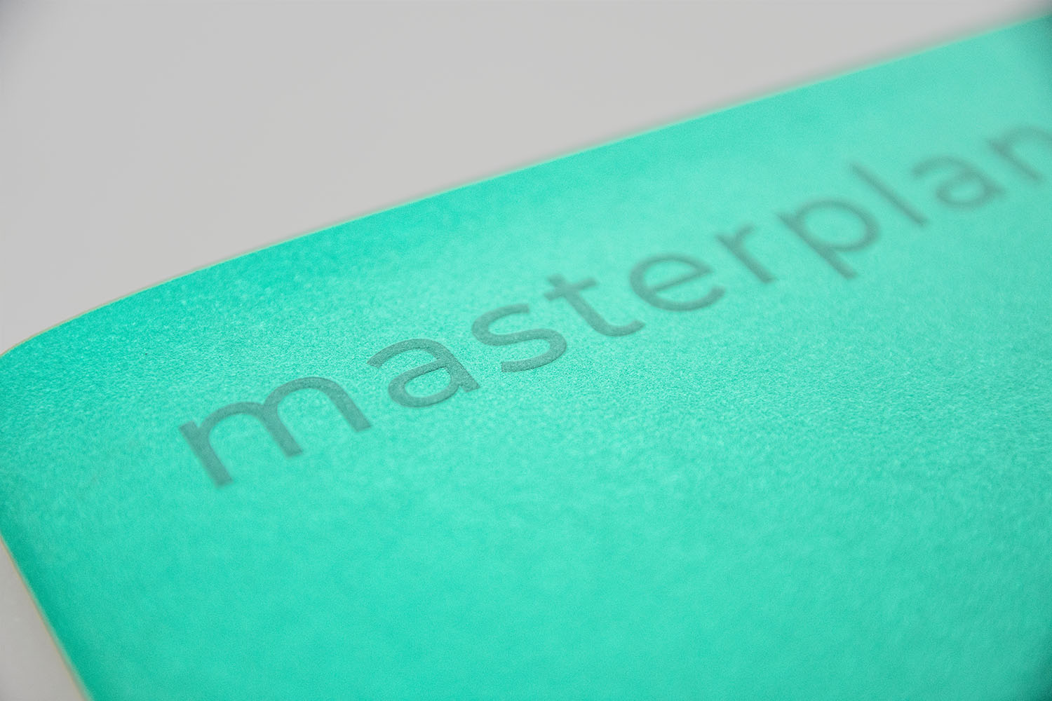 détail de l'impression vert pantone, de la texture de la matière du logo embossé