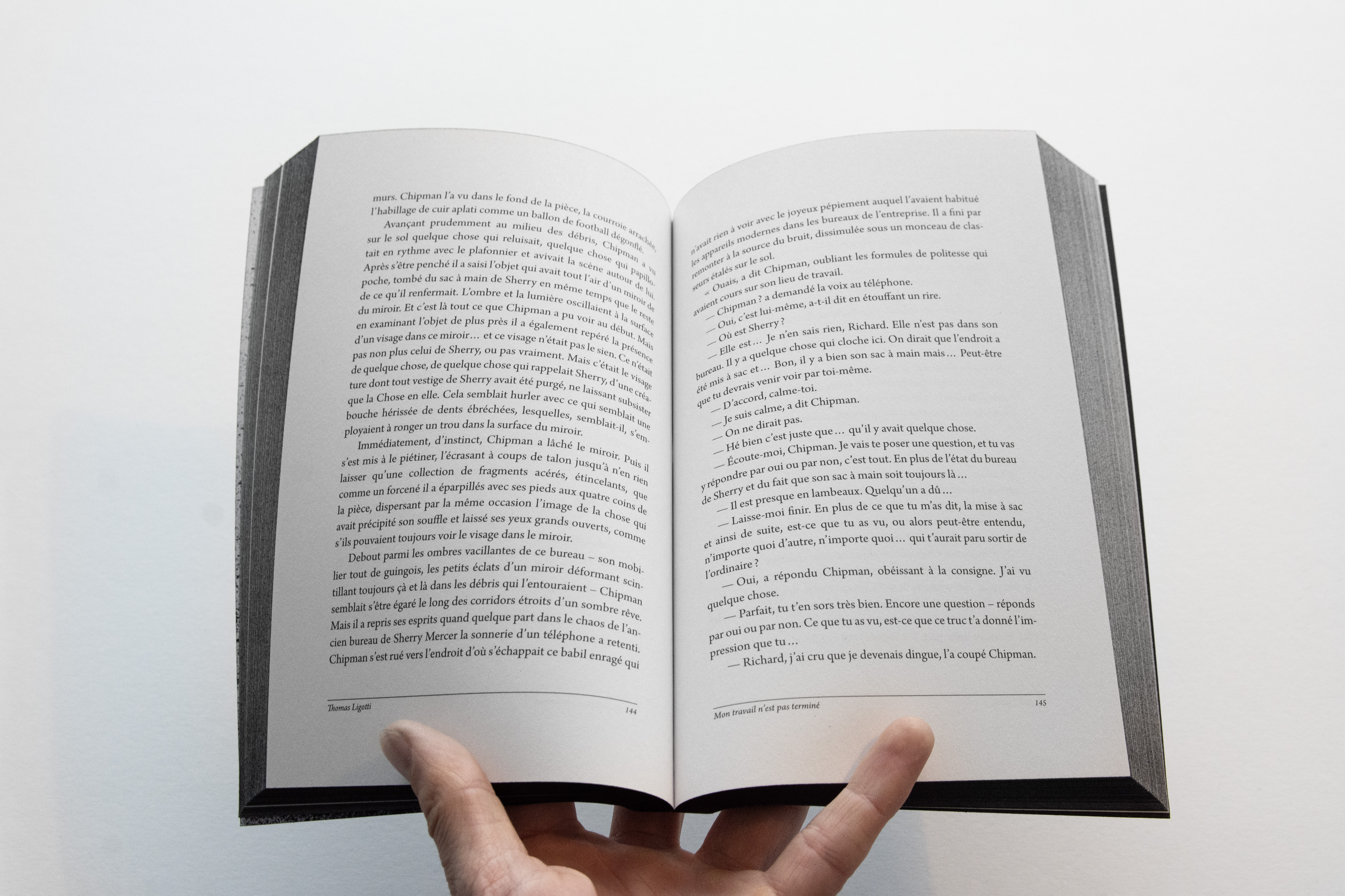 double page du livre montrant comment les folios ou numéros de pages, bougent au fur et à mesure de l'ouvrage